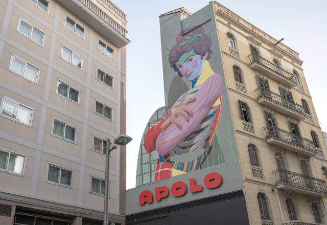 A god Apollo defying the Paral-lel, the work of the muralist Aryz for Art Meets Apolo