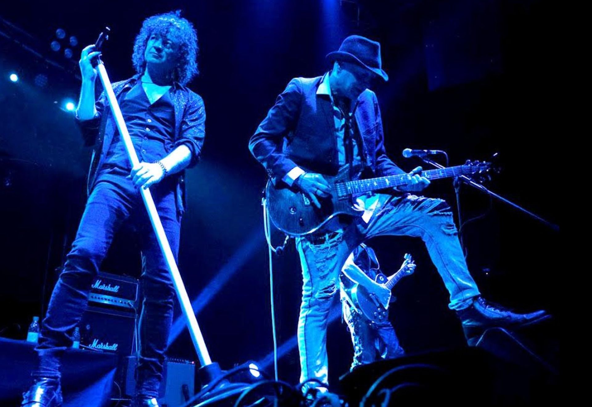 Tribut a Héroes del silencio per Héroes Tribut Band & Gonzalo Valdivia