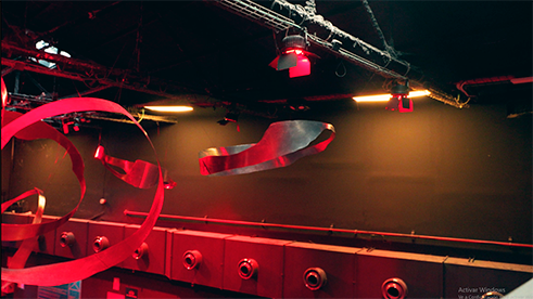 MIRRORSTROKE transforma el hall d’Apolo en una escriptura suspesa d’Alicia Gimeno